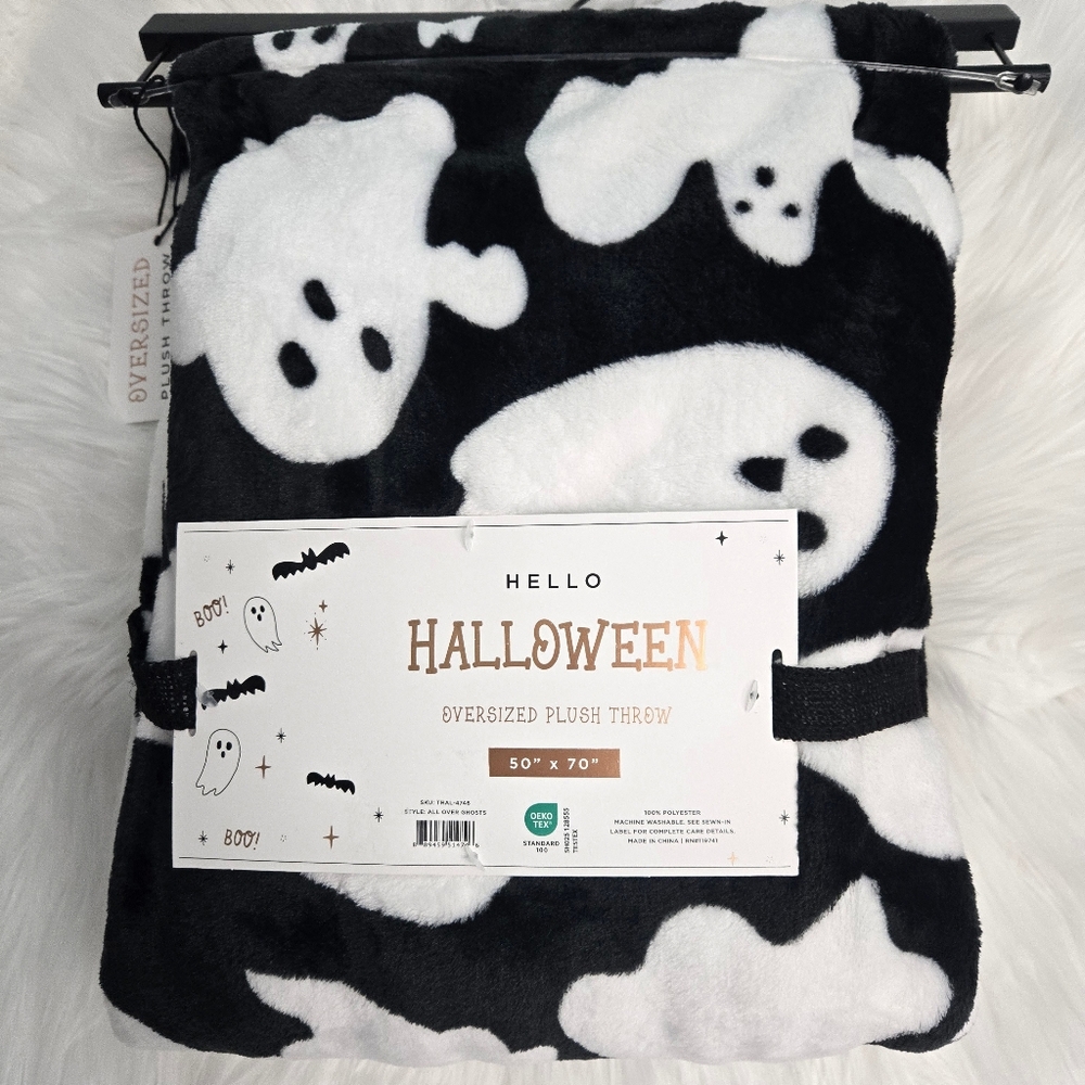 Halloween Oversized Plush Back And White Ghost Blanket - Picture 6 of 9